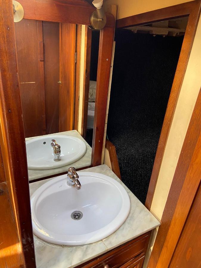 Fantastic Sailing Boat To Sleep In Barcelona Hotel Ngoại thất bức ảnh